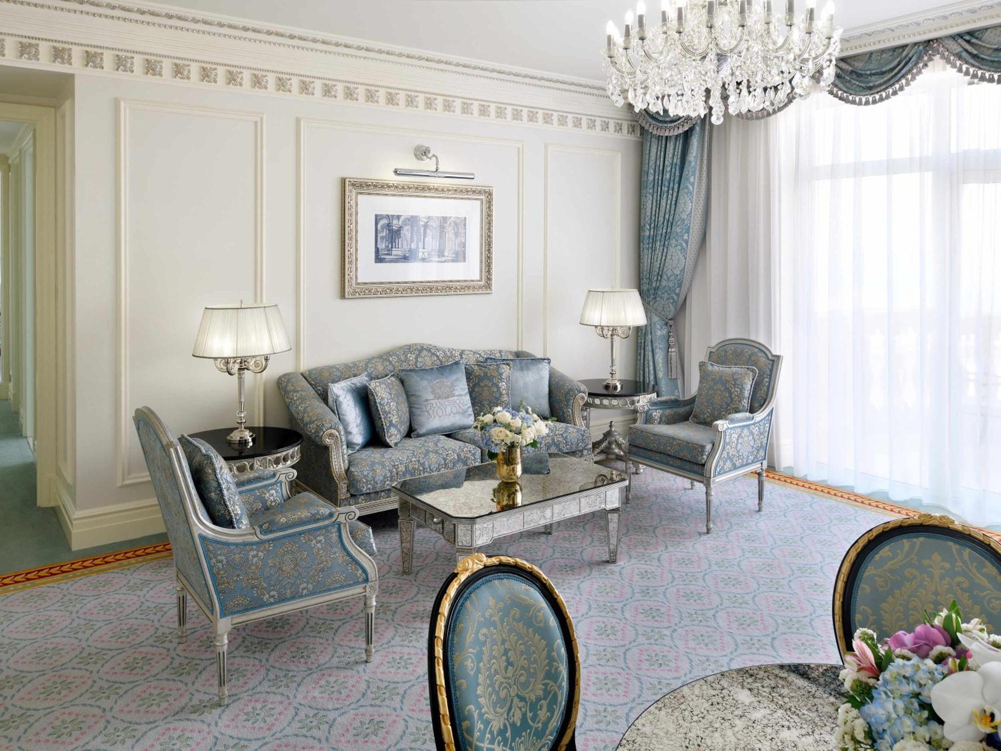 Hotel Raffles The Palm Dubai Esterno foto A living room in a suite at the Four Seasons Hotel