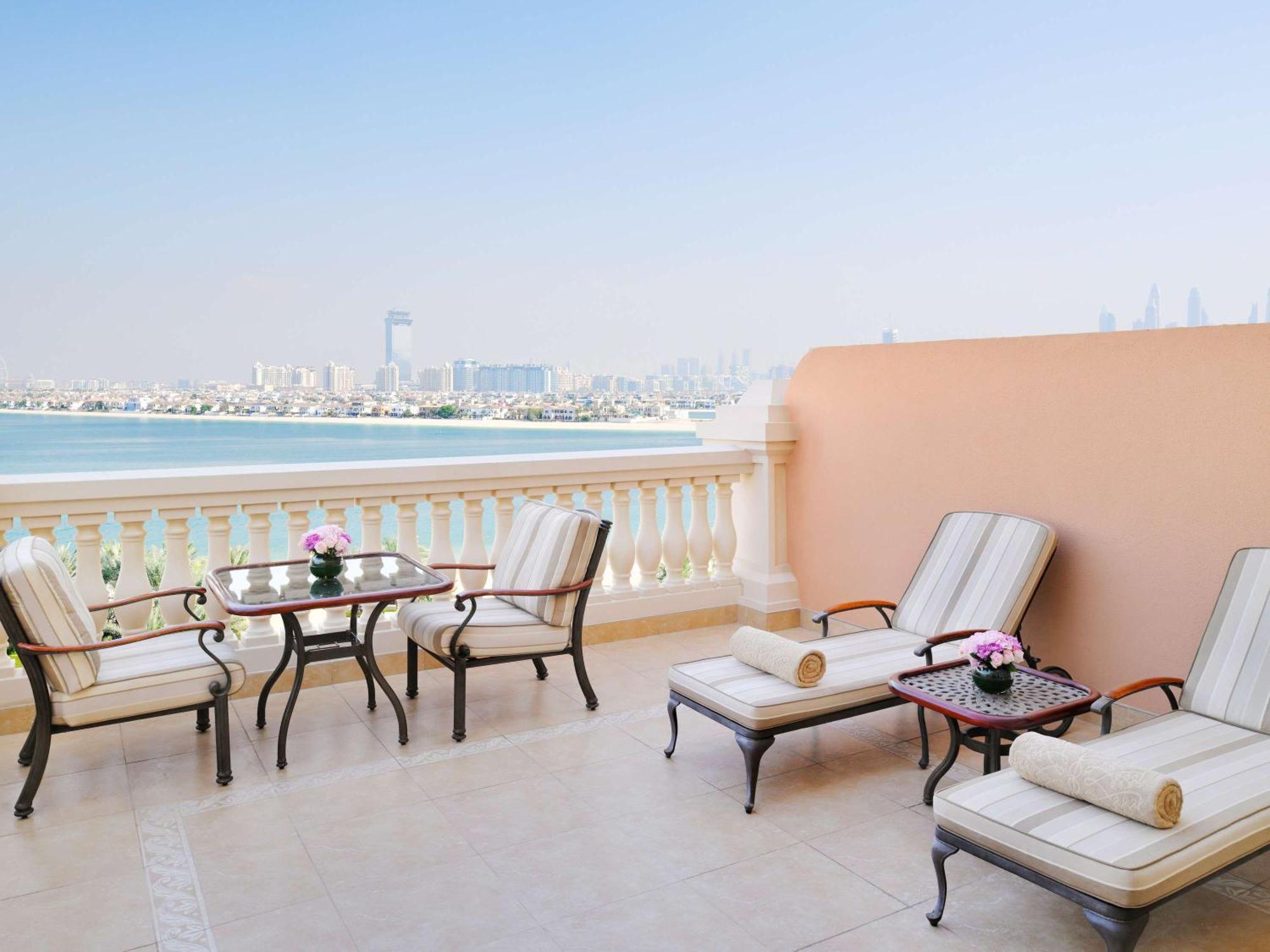 Hotel Raffles The Palm Dubai Esterno foto A balcony at Jumeirah Atlantis