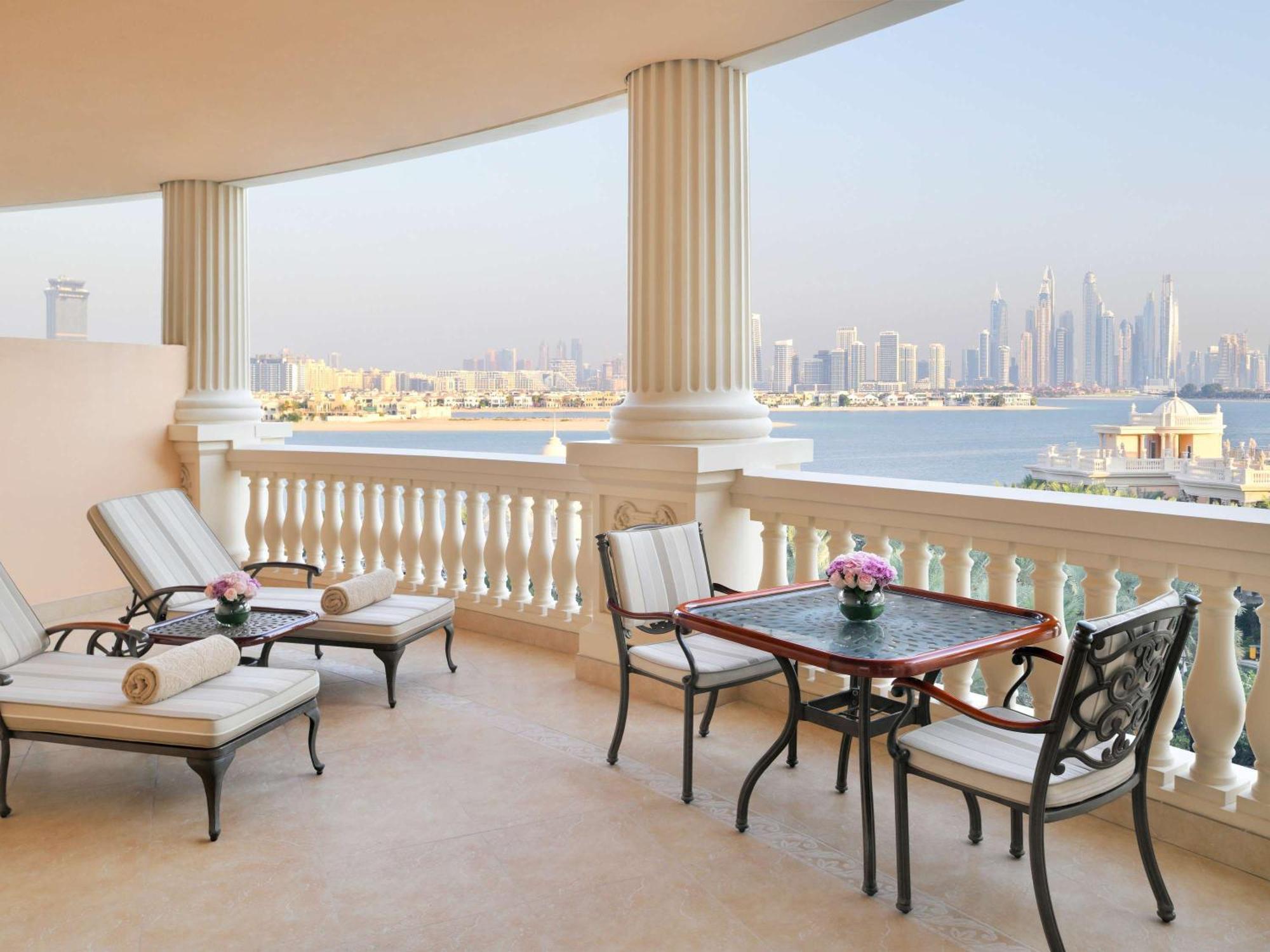 Hotel Raffles The Palm Dubai Esterno foto A balcony at Jumeirah Atlantis