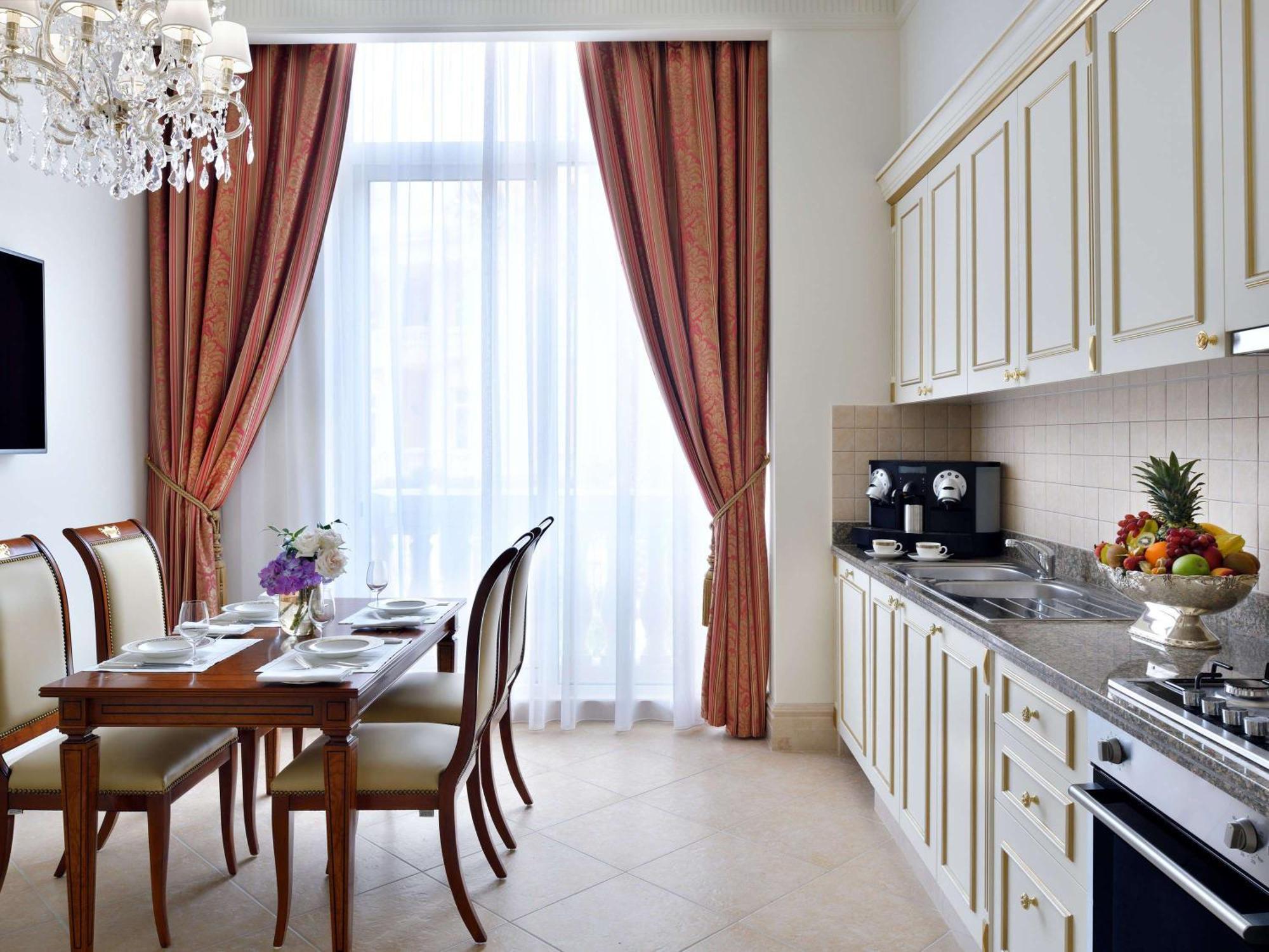Hotel Raffles The Palm Dubai Esterno foto A kitchen in a suite at the Ritz-Carlton, Moscow