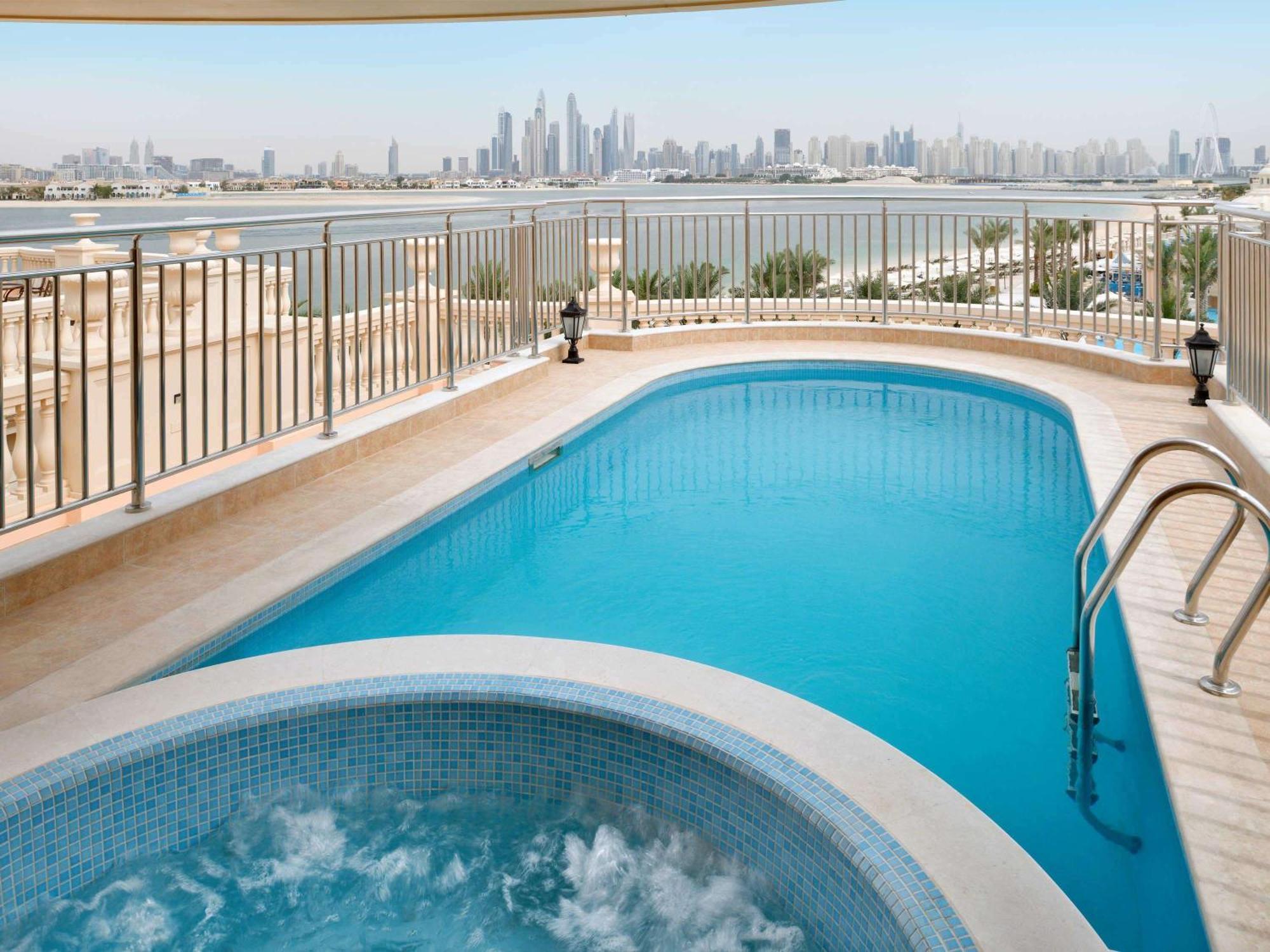 Hotel Raffles The Palm Dubai Esterno foto The swimming pool at the hotel