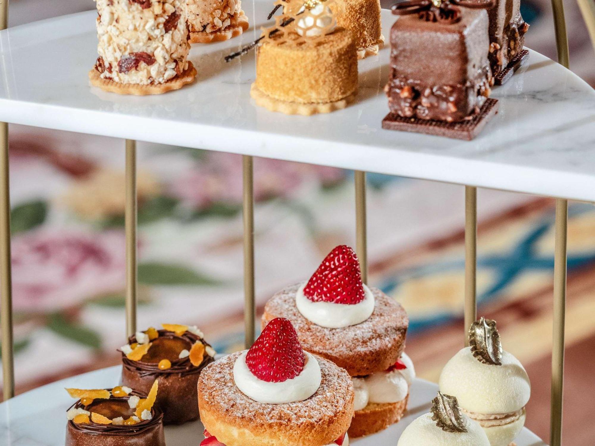 Hotel Raffles The Palm Dubai Esterno foto A selection of cakes