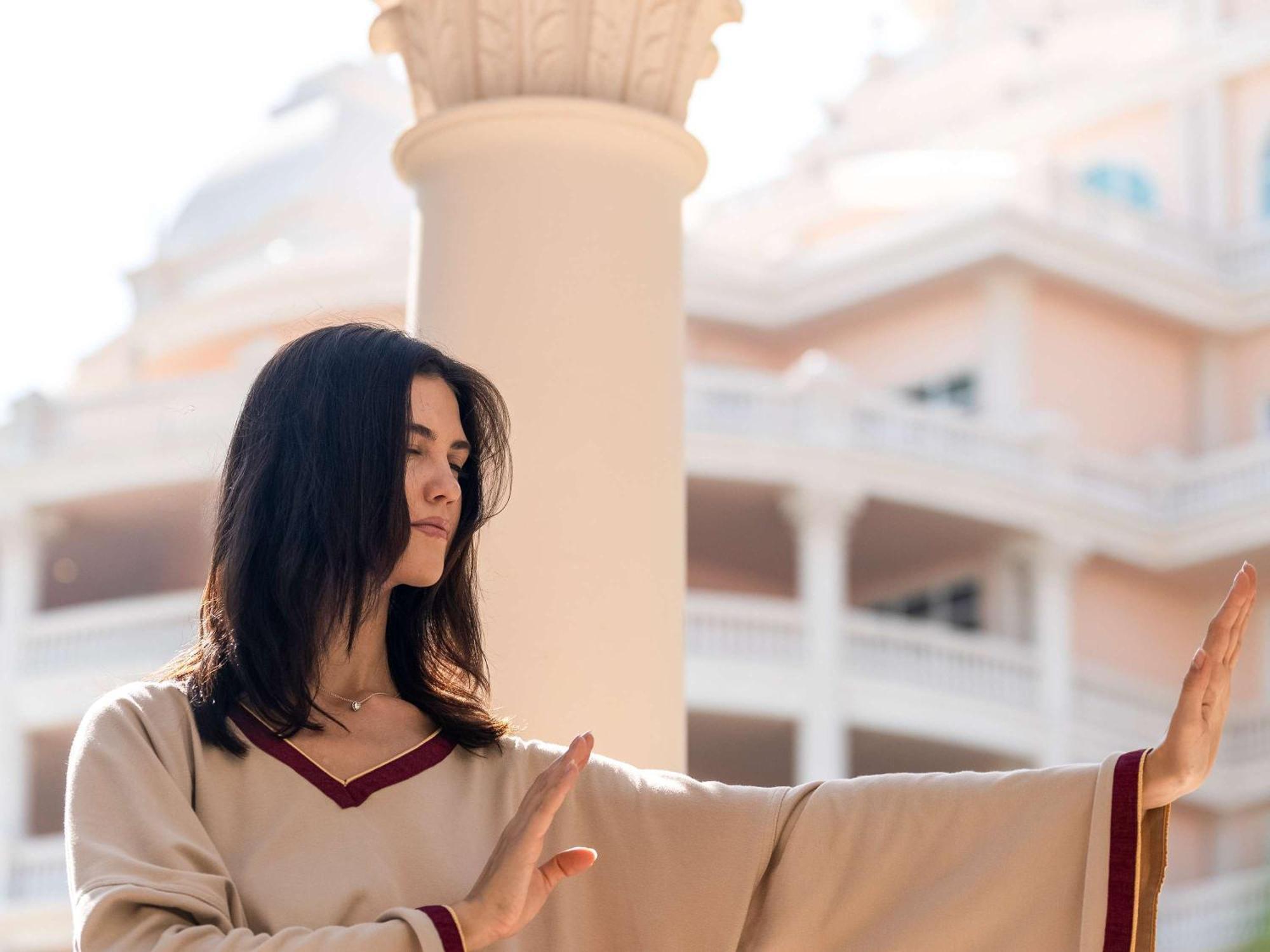 Hotel Raffles The Palm Dubai Esterno foto A woman meditating