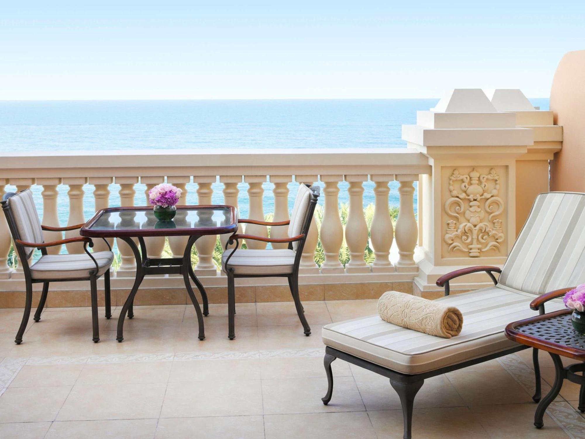 Hotel Raffles The Palm Dubai Esterno foto A balcony at the Four Seasons Hotel