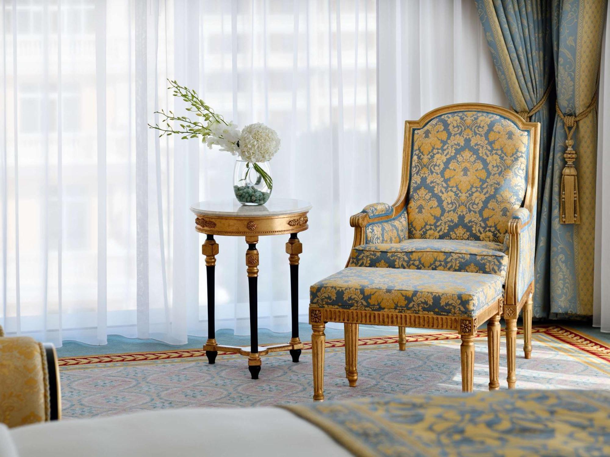 Hotel Raffles The Palm Dubai Esterno foto A bedroom at the Emirates Palace